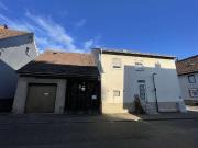 Einfamilienhaus mit Scheune, kleinem Hof und Garage in...