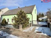 Einfamilienhaus mit sonnigem Garten und Nebengebäuden in...