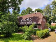 Einfamilienhaus und altes Schulgebäude auf großem...