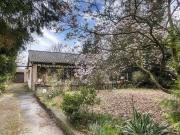 Einfamilienhaus und Garage auf großem Grundstück in...