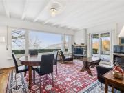 Eingeschossige Villa mit Blick auf See und Schloss