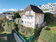 Einstehendes Haus mit 6,5 Zimmern und Anbauunterkünften...