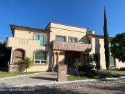 El Campanario. Casa con 4 recámaras, cuarto de servicio,...