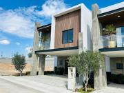 “EL HOGAR IDEAL ESTÁ AQUÍ, VENTA DE CASA NUEVA”
