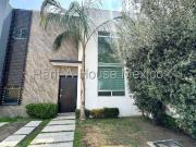 El Jacal RENTA. Casa con 3 recámaras, sala de TV, amenidades