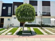 El Mirador. Casa con 2 recámaras y sala de TV VENTA