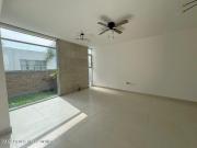 El Refugio. Casa a pie de calle con 3 recamaras VENTA