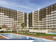 El residencial de apartamentos está ubicado en la costa,...