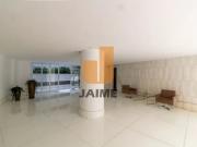 Elegância Clássica com Metragem Imponente e Vista para o...