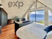 Elégance et discrétion face au lac d'Annecy 600 m²...