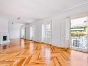 Elegancia Clásica en Altura — Piso con Cinco Balcones en...