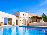 Elegância do Algarve com vistas deslumbrantes sobre o mar