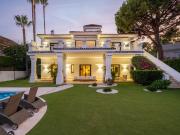 Elegancia en Primera Línea de Golf con Vistas...