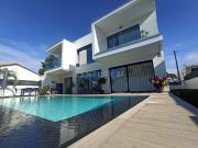 Elegância Moderna Moradia com Piscina na Aroeira