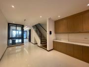 Elegant 3‑Storey Townhouse in Don Antonio Heights QC –...