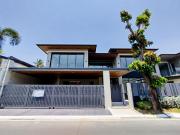 Elegant 5 Bedrooms House and Lot for Sale in BF Homes...