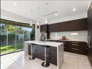 Elegant and Contemporary 4 Bedroom Family Executive...