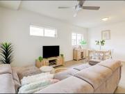 Elegant and Contemporary Apartment with Balcony and City...