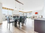 Élégant appartement au dernier étage avec vue alpine