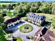 Elégant château du XVIIIe, dépendances restaurées, 10ha...