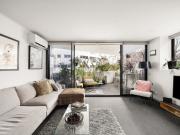 Elegant city fringe oasis in sunny corner position