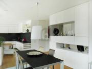 ELEGANT E LUMINOSO IN POSIZIONE TRANQUILLA