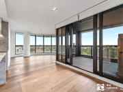 Elegant & Luxurious with Albert Park View