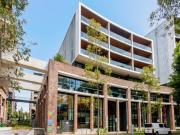 Elegant One Bedroom Park View Apartment with Study in Glebe