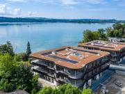 Elegant und modern, sitzen Sie mit den Füßen im Wasser