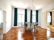 Elegante 3 Zimmer Altbauwohnung in modernisiertem Stilhaus