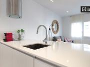 Elegante apartamento de 1 dormitorio con balcón y aire...