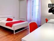 Elegante camera in appartamento con 3 camere da letto a...