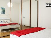 Elegante camera in appartamento con 4 camere da letto a...