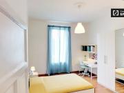 Elegante camera in appartamento con 4 camere da letto,...