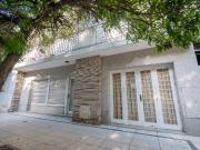 ELEGANTE CASA + COCHERA Y PATIO | A METROS DE BV