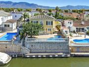 Elegante casa en canal principal con amarre de 13 m...