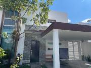 ELEGANTE CASA EN RENTA