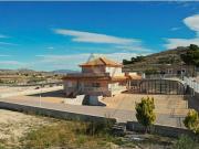 Elegante chalet de cuatro dormitorios y piscina cubierta...