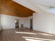 Elegante Dachgeschosswohnung im sanierten Altbau – ruhig...