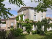 Elégante demeure en pierre, gîte, piscine, dépendances...