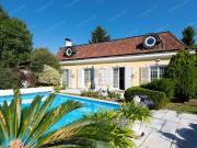 Elegante Einfamilienvilla mit Wellnessbereich & Pool in...
