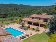 Elegante finca en la Costa Brava con vistas a la montaña...