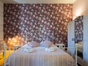 Elegante flat de madeira com varanda Elegante flat de madeira com varanda