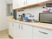 Elegante habitación con cama doble y balcón en alquiler...