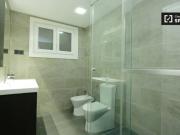 Elegante habitación con cama doble y balcón en alquiler...