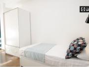 Elegante habitación con cama individual y balcón en...