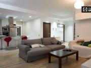 Elegante habitación con ventana con vistas a un patio...