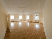 ELEGANTE helle geräumige Wohnung im ersten Stock