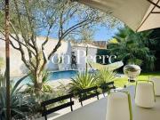 Élégante maison avec jardin luxuriant et piscine