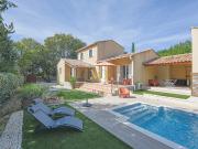 Élégante maison avec piscine à pied du village